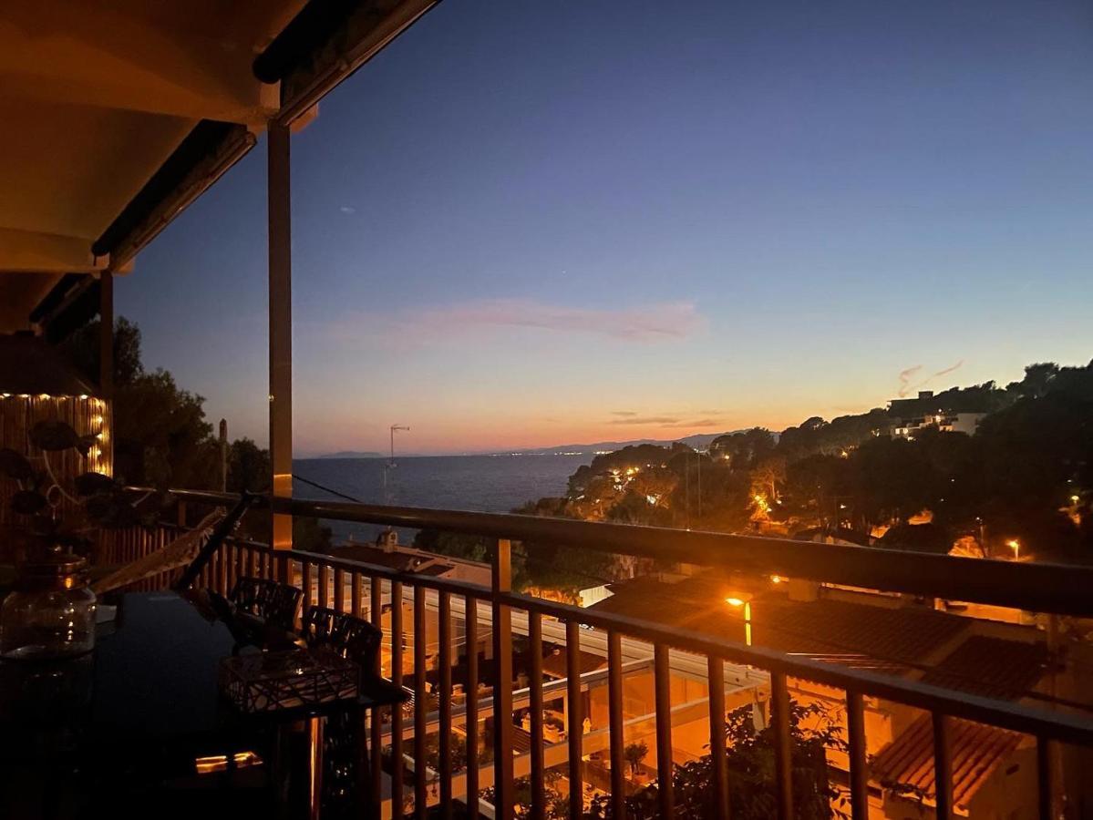 Beach Front Retro Hideaway In ซาลอว์ ภายนอก รูปภาพ
